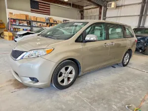 Toyota Sienna 3.5L 6 2015