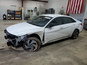 Hyundai Elantra 2.0L 4 2025