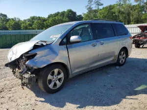 Toyota Sienna 3.5L 6 2015
