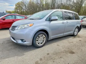 Toyota Sienna 3.5L 6 2015