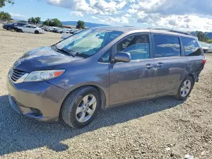 Toyota Sienna 3.5L 6 2015
