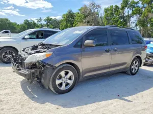 Toyota Sienna 3.5L 6 2015