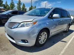 Toyota Sienna 3.5L 6 2016