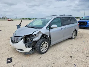 Toyota Sienna 3.5L 6 2015