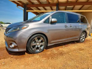 Toyota Sienna 3.5L 6 2015