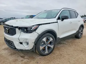 Volvo XC40 2.0L 4 2026