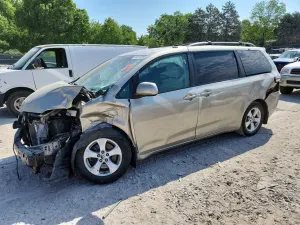 Toyota Sienna 3.5L 6 2016