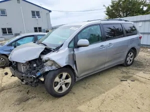 Toyota Sienna 3.5L 6 2015