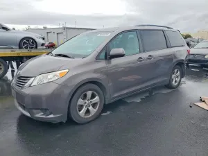 Toyota Sienna 3.5L 6 2016