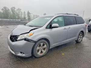 Toyota Sienna 3.5L 6 2015