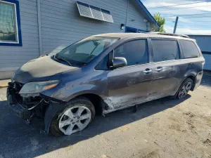 Toyota Sienna 3.5L 6 2015