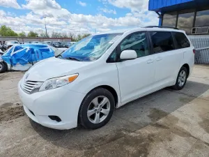 Toyota Sienna 3.5L 6 2015