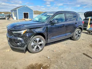 Volvo XC40 2.0L 4 2025