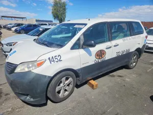 Toyota Sienna 3.5L 6 2015