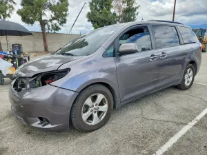Toyota Sienna 3.5L 6 2016