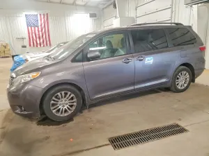 Toyota Sienna 3.5L 6 2015