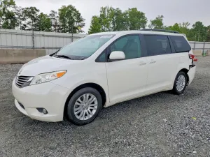 Toyota Sienna 3.5L 6 2016