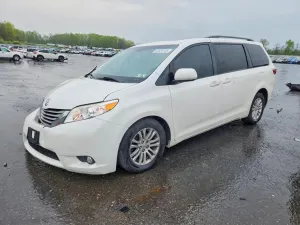 Toyota Sienna 3.5L 6 2016