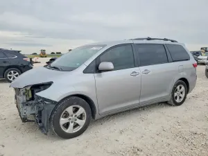 Toyota Sienna 3.5L 6 2016