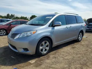 Toyota Sienna 3.5L 6 2015