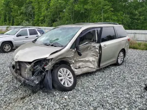 Toyota Sienna 3.5L 6 2016