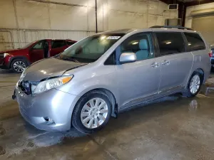 Toyota Sienna 3.5L 6 2015