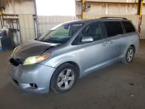 Toyota Sienna 3.5L 6 2016