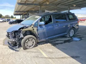 Toyota Sienna 3.5L 6 2016