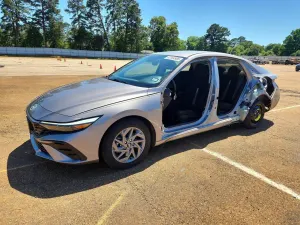 Hyundai Elantra 2.0L 4 2024