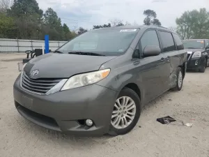 Toyota Sienna XLE 3.5L 6 2011