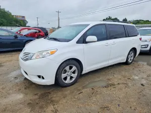 Toyota Sienna 3.5L 6 2015