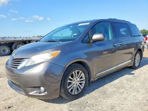 Toyota Sienna 3.5L 6 2016