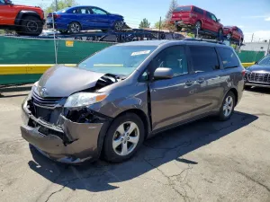 Toyota Sienna 3.5L 6 2015