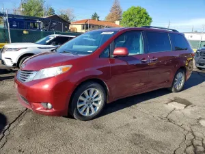 Toyota Sienna 3.5L 6 2015