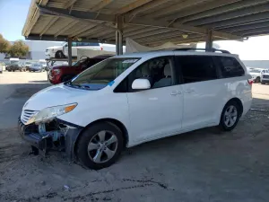 Toyota Sienna 3.5L 6 2015