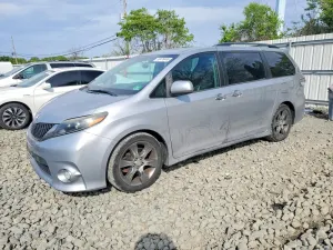 Toyota Sienna 3.5L 6 2015