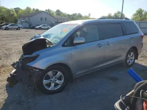 Toyota Sienna 3.5L 6 2015