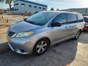 Toyota Sienna 3.5L 6 2015