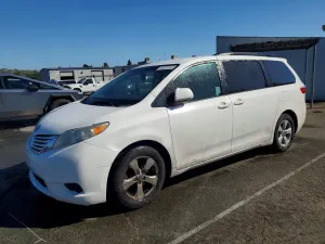 Toyota Sienna 3.5L 6 2016