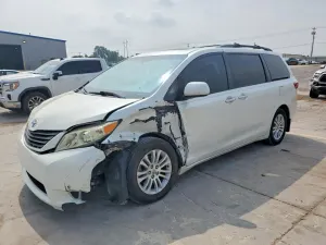Toyota Sienna 3.5L 6 2015