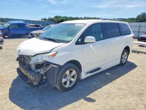 Toyota Sienna 3.5L 6 2016