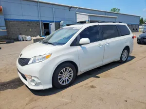 Toyota Sienna 3.5L 6 2015