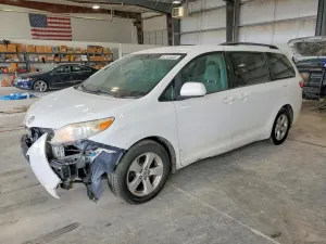 Toyota Sienna 3.5L 6 2015
