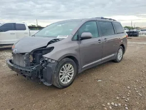 Toyota Sienna 3.5L 6 2016