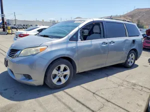 Toyota Sienna 3.5L 6 2013