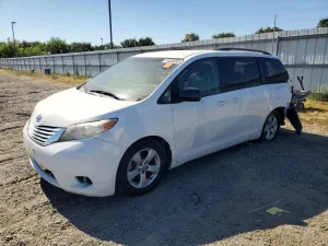 Toyota Sienna 3.5L 6 2016