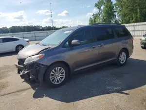 Toyota Sienna 3.5L 6 2016