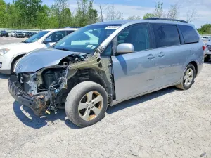 Toyota Sienna 3.5L 6 2015