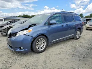 Toyota Sienna 3.5L 6 2015