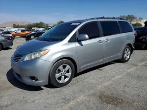 Toyota Sienna 3.5L 6 2015